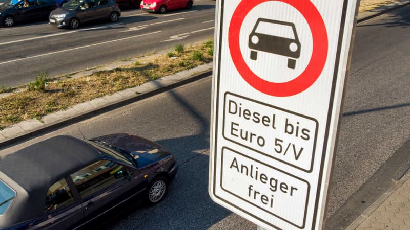 Un panneau d'interdiction du diesel dans les rues de Hambourg, au nord de l'Allemagne, en vigueur depuis le mois de mai.