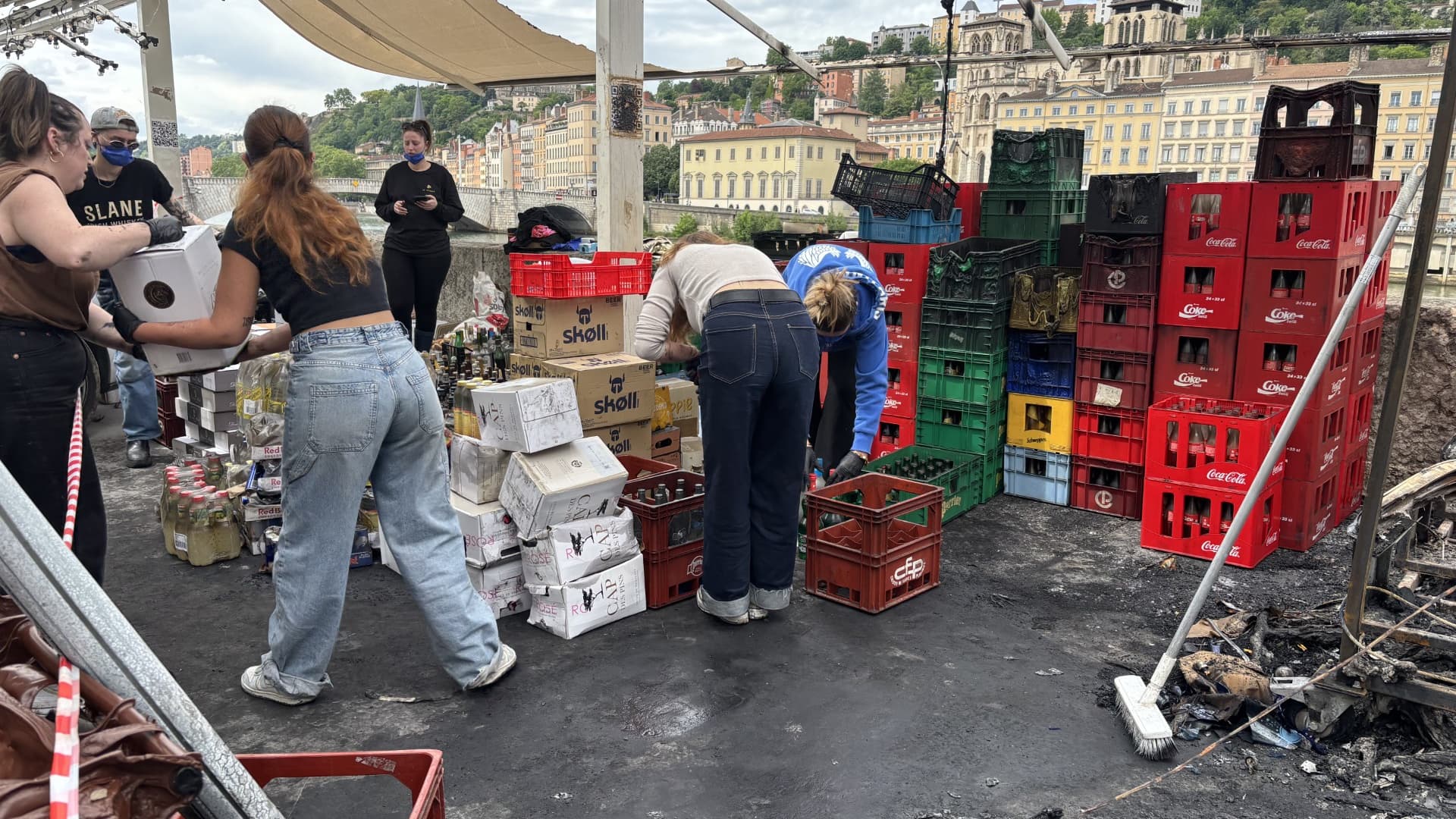 La buvette Saint-Antoine, située sur le quai des Célestins à Lyon a été victime d'un incendie le dimanche 11 mai 2025 La buvette Saint-Antoine, située sur le quai des Célestins à Lyon a été victime d'un incendie le dimanche 11 mai 2025