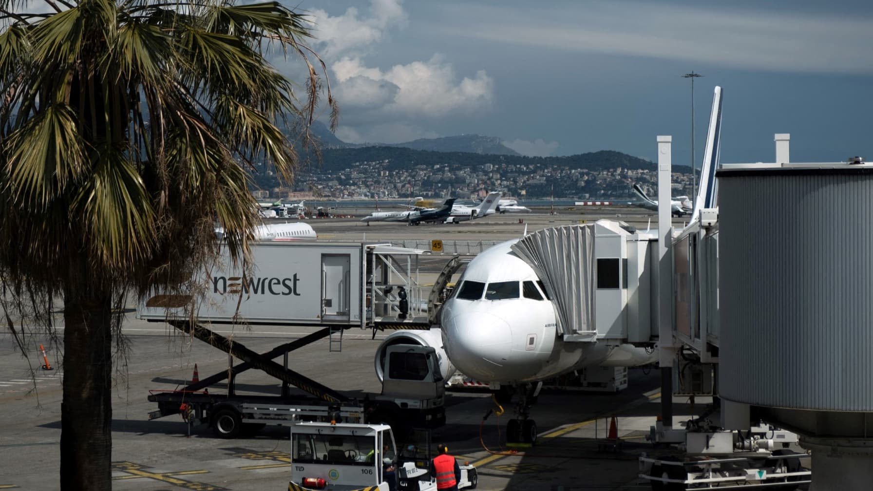 UNE BAGARRE ÉCLATE ENTRE UN AGENT ET DEUX VOYAGEURS À L'AÉROPORT DE NICE