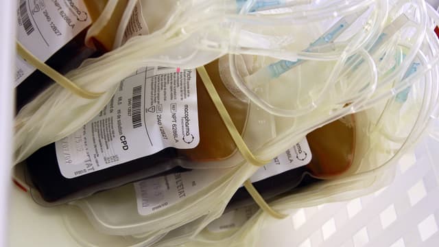 Une poche de transfusion sanguine à l'EPS de Paris, le 6 juillet 2012.