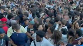Plusieurs centaines de personnes se sont réunies ce lundi soir à Paris pour la Fête de la Musique