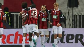 La joie des attaquants de Nice, Amine Gouiri (2e d) et du Danois Kasper Dolberg (d), auteurs chacun d'un but, lors de la victoire, 2-0 face à Versailles (N2), en demi-finale de la Coupe de France, le 1er mars 2022 à l'Allianz Riviera