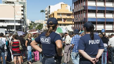 La police à Nouméa, durant une marche contre la violence en août 2015.