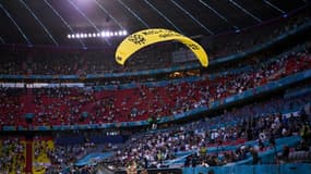 Un militant de l'association écologiste Greenpeace, arrivé au-dessus du stade de Munich dans un engin de type ULM, a manqué de s'écraser en tribune après avoir heurté un câble, avant le match de l'Euro entre la France et l'Allemagne, le 15 juin 2021 à Munich