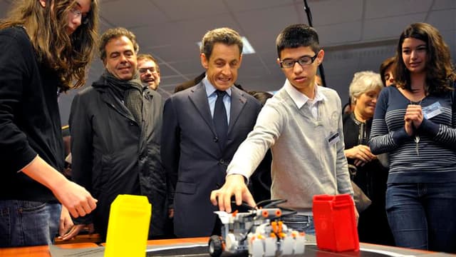 Visite de Nicolas Sarkozy au Cenre National de Documentation Pédagogique de Chasseneuil-du-Poitou. Le chef de l'Etat, qui présentait ses voeux à l'Education, a plaidé pour un système scolaire plus efficace mais à moyens constants. /Photo prise le 5 janvie