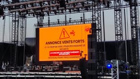 Les fortes rafales de vent ont poussé l'organisation du festival à retarder l'ouverture des portes.