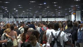 Des passagers attendant d'embarquer à l'aéroport de Nice (Alpes-Maritimes), après une panne provoquant d'importants retards le soir du lundi 21 juillet 2025.