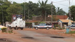 Un véhicule des Nations Unies et un autre de la police à Bangui en octobre 2014. 
