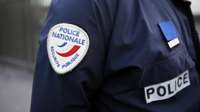 Un agent des forces de l'ordre.
