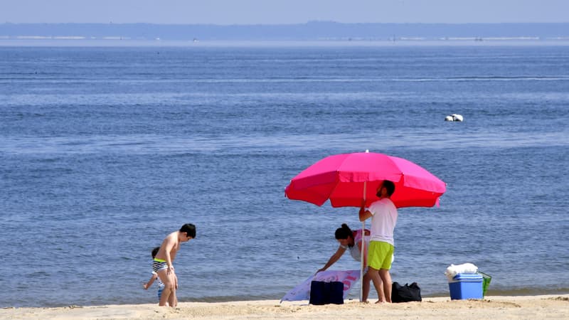 Des plagistes à Arcachon, le 2 juin 2020 (photo d'illustration) 