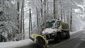 Un véhicule de déneigement sur une route près du village de Bocognano, le 15 janvier 2017 en Corse
