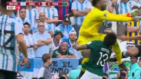 L'incroyable KO entre le gardien de l'Arabie Saoudite et son défenseur.