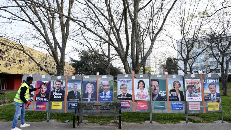 Les affiches des candidats à la présidentielle sur les panneaux d'affichage à Saint-Herblain, à côté de Nantes, le 28 mars 2022