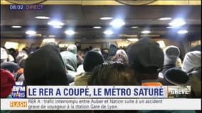 Le RER A coupé et le métro saturé, à Châtelet les voyageurs sont à l'arrêt dans les couloirs menant à la ligne 14