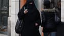 Le Parti socialiste souhaite interdire, au-delà de la burqa, l'ensemble des vêtements dissimulant le visage, et limiter cette interdiction à certains lieux publics pour la rendre applicable. /Photo prise le 2 avril 2010/REUTERS/Regis Duvignau