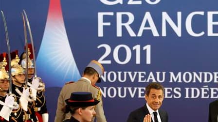 Nicolas Sarkozy à Cannes où doit s'ouvrir un sommet du G20. La France et l'Allemagne ont sommé mercredi la Grèce de dire d'ici la mi-décembre si elle entend rester ou non dans la zone euro à l'occasion du référendum envisagé sur le plan de sauvetage finan