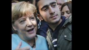 Un photographe a pris en photo le selfie en cours entre Anas Modamani et Angela Merkel. 