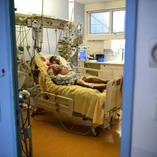 EN DIRECT - Covid-19: la baisse des hospitalisations se poursuit, 112 morts en 24h à l'hôpital