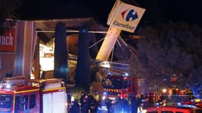 Les pompiers sur place après l'effondrement mercredi d'un pan de toiture d'un magasin Carrefour à Nice.