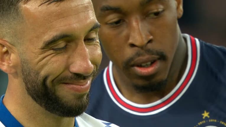 Le clin d'oeil de Tardieu lors de PSG-Troyes, le 8 mai 2022 Le clin d'oeil de Tardieu lors de PSG-Troyes, le 8 mai 2022