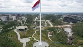 Le drapeau national indonésien, hissé le 14 août 2025, à Ibu Kota Nusantara (IKN), la nouvelle capitale prévue de l'Indonésie, dans le Kalimantan oriental.
