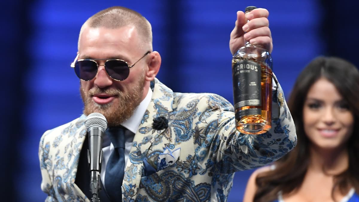 Conor McGregor avec une bouteille de son whisky (avec la première version du nom, Notorious, retiré ensuite car déjà déposé) en août 2017 après son combat contre Floyd Mayweather