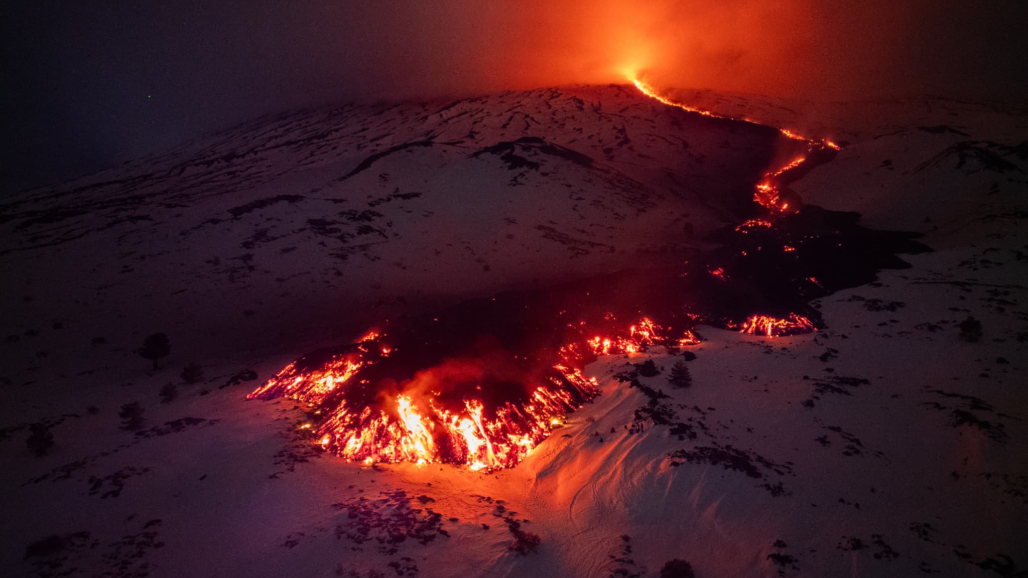 La lave s'écoule d'une fracture sur l'Etna lors d'une éruption du volcan le 14 février 2025. (Photo d'illustration) La lave s'écoule d'une fracture sur l'Etna lors d'une éruption du volcan le 14 février 2025. (Photo d'illustration)