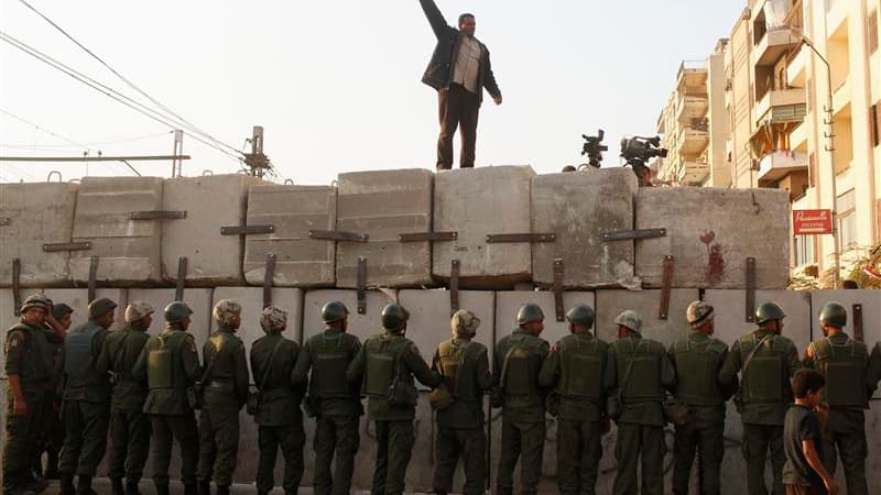 Protestation près du palais présidentiel au Caire. Le principal groupe d'opposition au président égyptien Mohamed Morsi a annoncé dimanche qu'il rejetait le référendum constitutionnel prévu le 15 décembre par le chef de l'Etat, disant craindre une confron