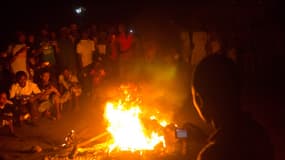 Une foule de gens filme le corps d'un Malgache jeté dans un brasier jeudi soir, selon l'AFP