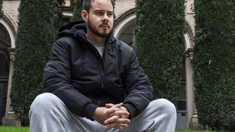 Le rappeur espagnol Pablo Hasel pose à l'université de Lérida, près de Barcelone, le 15 février 2021.