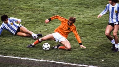 Le Néerlandais Neeskens avec les Pays-Bas contre l'Argentine