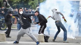 Manifestants envoyant des projectiles contre les forces de l'ordre, le 17 mai 2016 à Nantes.