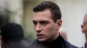 Le président du Rassemblement National Jordan Bardella visite une ferme à Virazeil, dans le sud-ouest de la France le 10 novembre 2024