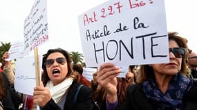 Des Tunisiennes manifestent le 14 décembre 2016 contre l'article du code pénal 227 bis devant l'Assemblée des représentants du peuple à Tunis