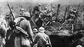 Photo prise en 1916 de soldats français passant à l'attaque depuis leur tranchée lors de la bataille de Verdun durant la Première Guerre Mondiale.