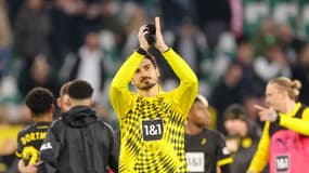 Mats Hummels salue le public lors de la rencontre entre Wolfsburg et le Borussia Dortmund, le 17 février 2024