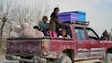 Des femmes et des enfants à l'arrière d'un véhicule à Kandahar, en Afghanistan.