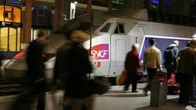 La SNCF a annoncé vendredi un geste commercial de 200 euros à l'ensemble des abonnés TGV forfaitaires, dont certains étaient en grève contre les retards à répétition sur certaines lignes. /Photo d'archives/REUTERS/Pascal Rossignol