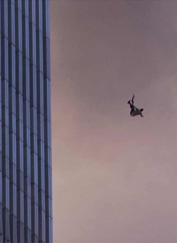 Une personne tombant dans le vide depuis l'une des tours du World Trade Center. De nombreuses personnes prises au piège dans les deux tours ont préféré se jeter dans le vide plutôt que de mourir dans l'incendie.
