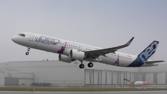 L'A321neo "Long Range", version remotorisée à long rayon d'action du moyen-courrier d'Airbus, a fait son premier vol à Hambourg, en Allemagne, le 31 janvier 2018. 