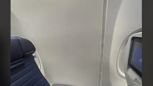Payer 100 dollars pour être "côté hublot" et se retrouver devant une paroi: United Airlines tente de se justifier, la justice rejette l'argument de la compagnie