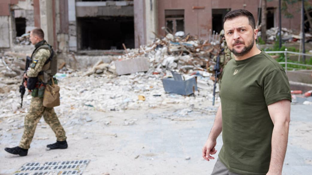 Volodymyr Zelensky lors d'une rare visite sur des positions de l'armée ukrainienne dans la région de Mykolaïv le 18 juin 2022. Volodymyr Zelensky lors d'une rare visite sur des positions de l'armée ukrainienne dans la région de Mykolaïv le 18 juin 2022.