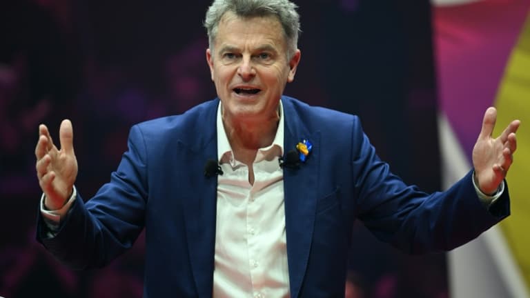 Le candidat communiste à la présidentielle, Fabien Roussel, lors de son discours au Cirque d'hiver, le 10 mars 2022