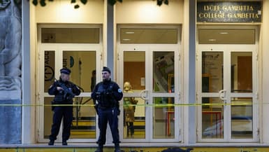 Des policiers montent la garde à l'entrée du lycée Gambetta à Arras, dans le nord-est de la France, le 14 octobre 2023, au lendemain de la mort de Dominique Bernard.