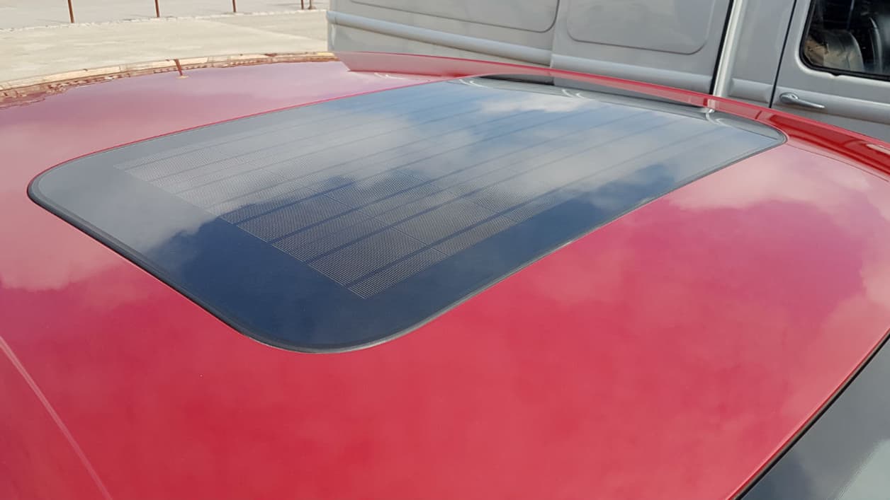 Le toit ouvrant abrite un panneau solaire destiné à faire tourner la ventilation sans démarrer le moteur Le toit ouvrant abrite un panneau solaire destiné à faire tourner la ventilation sans démarrer le moteur
