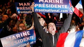 Militants du Front National à Tours. L'élection de Marine Le Pen à la présidence du Front national a été accueillie fraîchement dimanche par les responsables politiques de droite et de gauche. /Photo prise le 16 janvier 2011/REUTERS/Stéphane Mahé