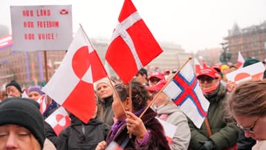 Des manifestants participent à un rassemblement sous les slogans "Ne touchez pas au Groenland" et "Le Groenland aux Groenlandais", devant l'hôtel de ville de Copenhague, au Danemark, le 17 janvier 2026