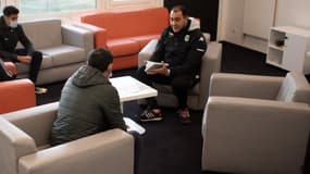 Abdel Bouhazama, directeur du centre de formation d'Angers, discute avec les parents d'un jeune joueur en 2021