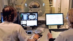 Un patient atteint d'un cancer passe un scanner au Centre Oscar Lambret, à Lille, spécialisé dans le traitement des cancers.