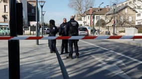 Des policiers français bloquent l'accès à la zone de fret de la SNCF à Saint-Denis, banlieue nord de Paris, le 7 mars 2025, à la suite de la découverte d'une bombe de la Seconde Guerre mondiale sur les voies.